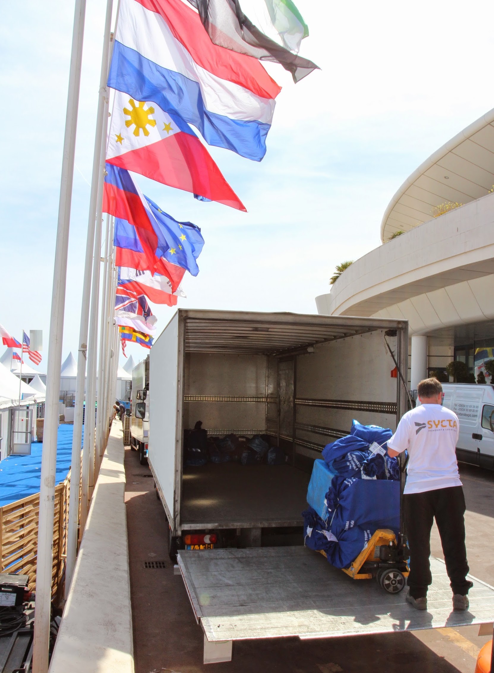 Delivery operation: loading on a tail lift